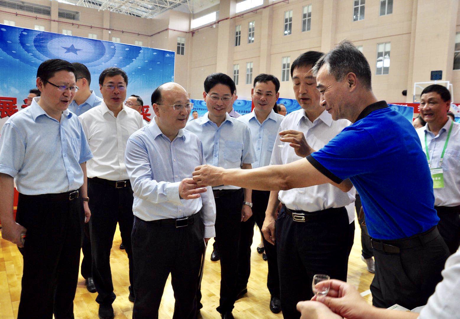 明光酒業參加安徽省退役軍人創業創新大賽產品展示